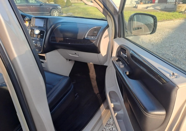 Chrysler Town &amp; Country cena 64900 przebieg: 179000, rok produkcji 2016 z Sochaczew małe 37